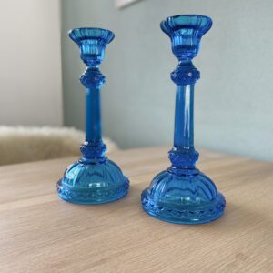 2 Blauwe glazen kandelaars