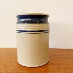 Aardewerken pot met blauwe rand